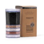 Eine mehrschichtige Premium-Filterkartusche zur Wasseraufbereitung, stehend neben der zugehörigen Produktverpackung.