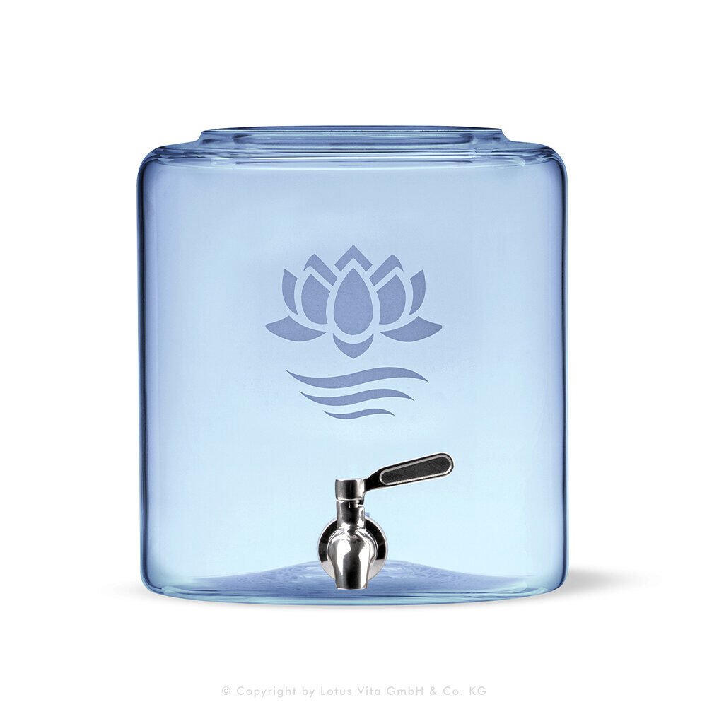 Rechteckiger Ersatztank aus blauem Glas mit 5 Litern Fassungsvermögen und Edelstahl-Zapfhahn für einen Wasserfilter von Lotus Vita.