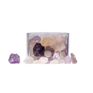 Transparentes Kristallsteinfach, gefüllt mit einer Mischung aus Rosenquarz-, Amethyst- und Bergkristall-Rohsteinen zur Wasserenergetisierung.